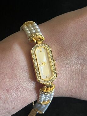 Vintage Avon Elizabeth Taylor Pearl Crystal Watch Japan Movt